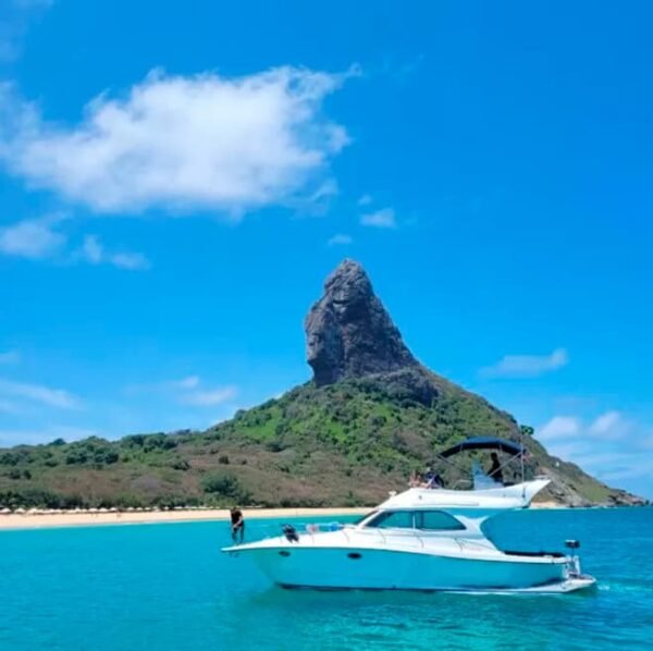 Lanchas privativas em Noronha