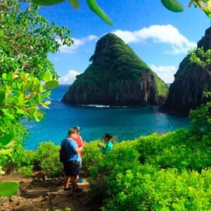 Trilha da Costa Esmeralda em Noronha