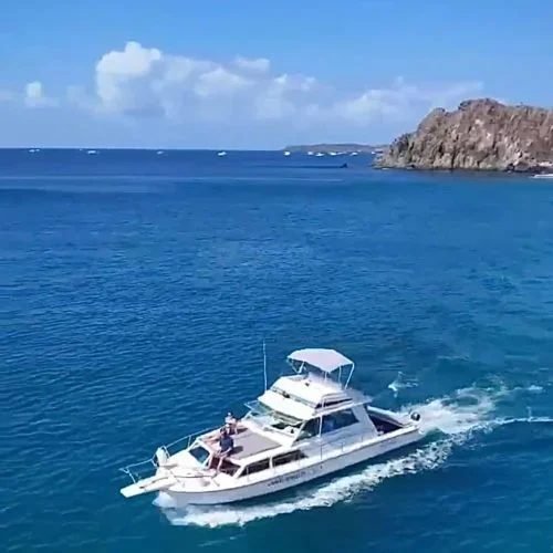 Lancha Dois Irmãos - passeio de lancha privativa em Fernando de Noronha - Noronha Total