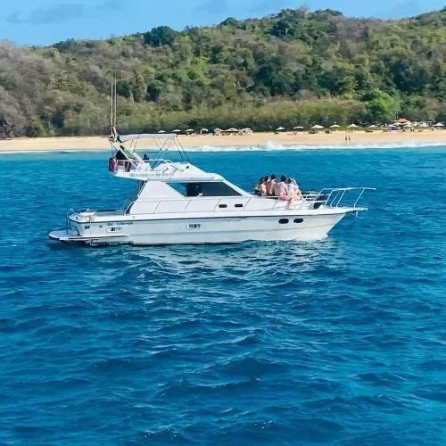 Lancha First - passeio de lancha privativa em Fernando de Noronha - Noronha Total