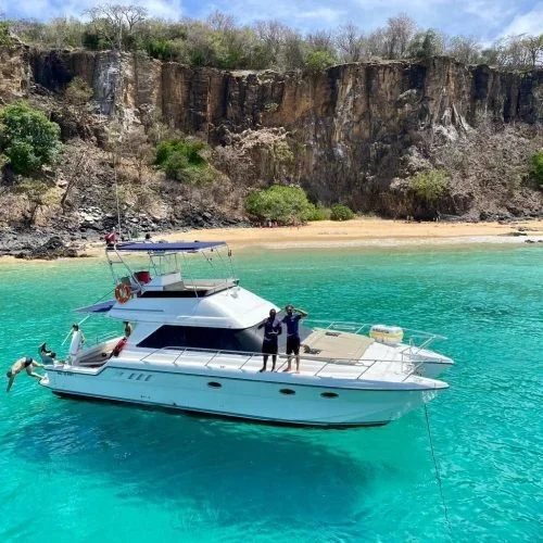 Lancha Intrometida - passeio de lancha privativa em Fernando de Noronha - Noronha Total