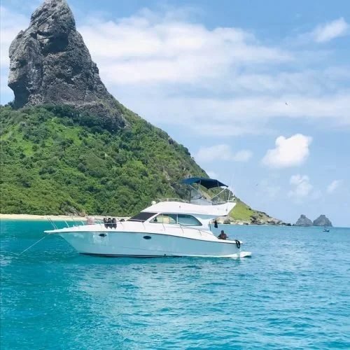 Lancha Junco - passeio de lancha privativa em Fernando de Noronha - Noronha Total