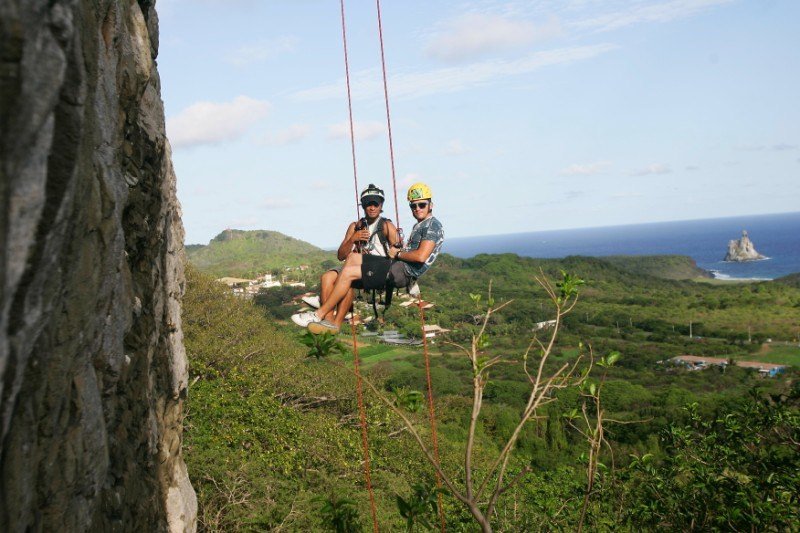 Rapel no Piquinho com vista para Fernando de Noronha - Noronha Total